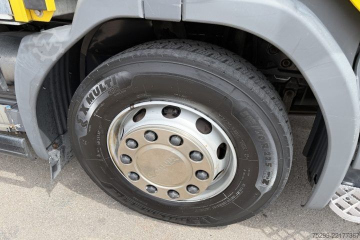 Camión plataforma con toldo Scania P230 LB 4x2 Plane/HB / Swiss-Vehicle