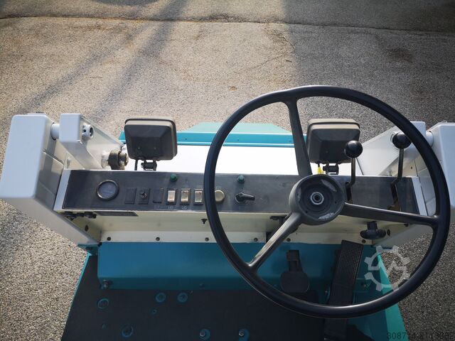 Veegmachine Tennant 215 Tennant 215