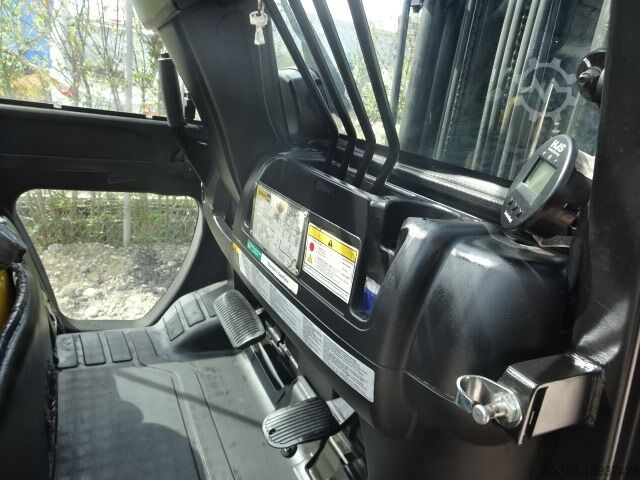 4-wheel forklift Yale GDP25VX