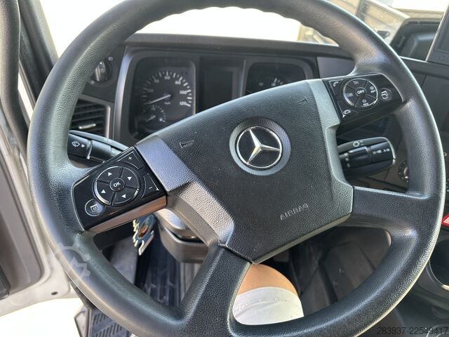 Flaklastbil med kapell Mercedes-Benz ANTOS