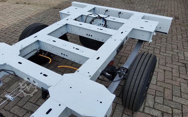 Fahrgestell mit Fahrerhaus Renault Master E-TECH 87 KW FWD EL - 4 TON'S CHASSIS / ...