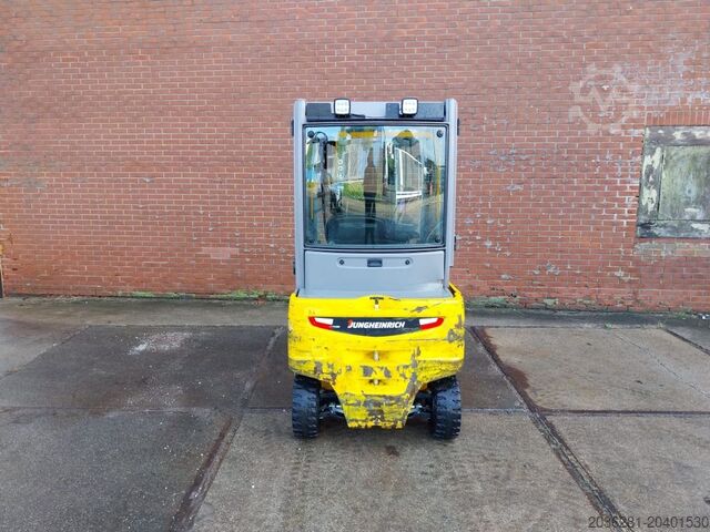 Elektrikli 4 tekerlekli forklift Jungheinrich EFG 320