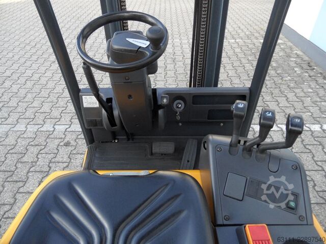 Elektryczny wózek widłowy 3 kołowy Jungheinrich EFG 115 - Freisichtmast