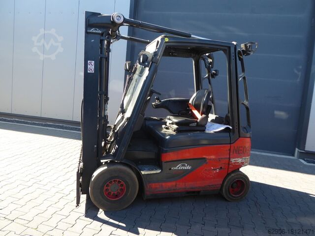 Empilhador eléctrico de 4 rodas Linde E25-01