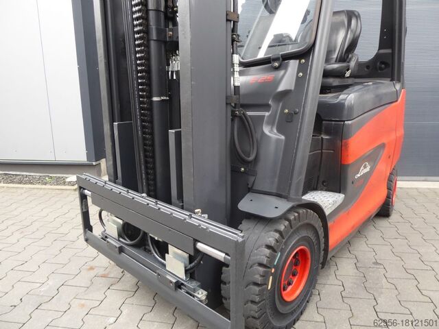 Stivuitor electric cu 4 roți Linde E25H-01/600