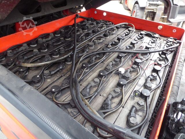 Stivuitor electric cu 4 roți Linde E25H 01/600