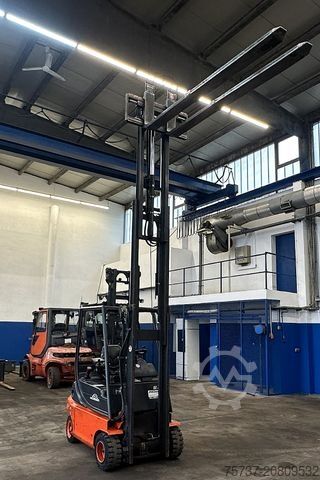 Carretilla elevadora frontal LINDE E30/02