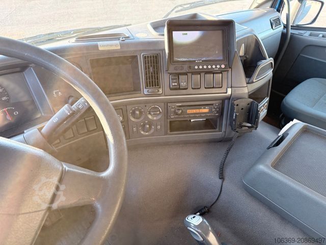 Plattewagen met zeil VOLVO FM 330 4x2 7,7 m Curtainsider and Taillift