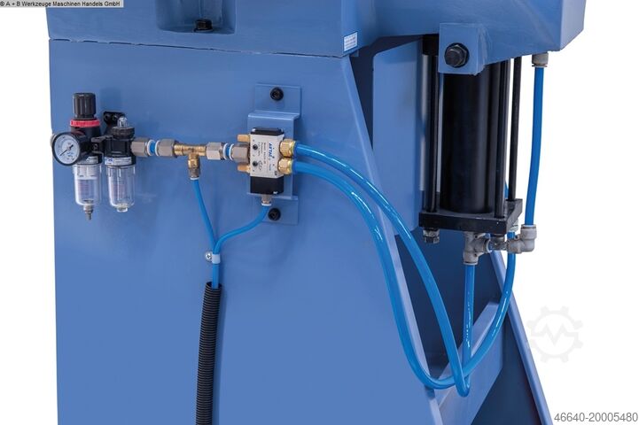 Uitklinkmachine BERNARDO AK 130 PT