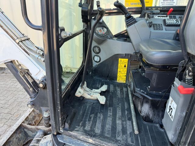 Minikoparka BOBCAT E26 / 2021 BJ / 2 x Löffel / 1.665 H