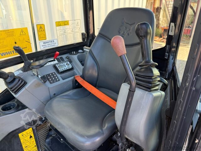 Minikoparka BOBCAT E26 / 2021 BJ / 2 x Löffel / 1.665 H