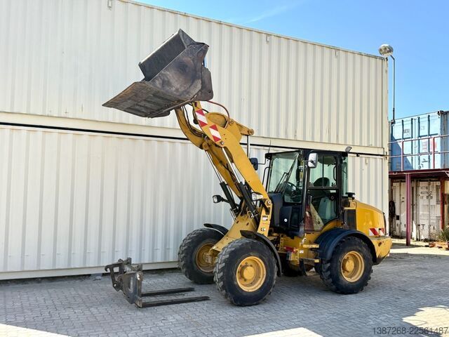 Ładowarka kołowa CATERPILLAR 908M / 2015 BJ / 7.656 H / Schaufel + Gabel
