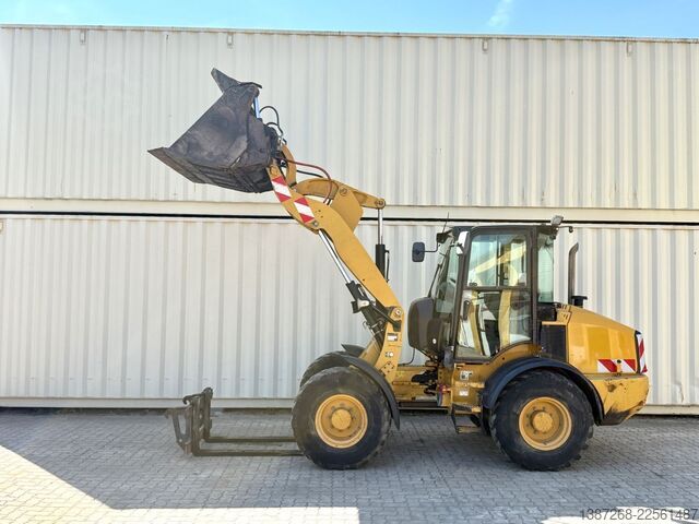 Ładowarka kołowa CATERPILLAR 908M / 2015 BJ / 7.656 H / Schaufel + Gabel