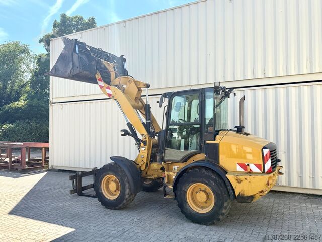 Ładowarka kołowa CATERPILLAR 908M / 2015 BJ / 7.656 H / Schaufel + Gabel