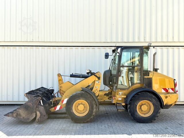 Ładowarka kołowa CATERPILLAR 908M / 2015 BJ / 7.656 H / Schaufel + Gabel
