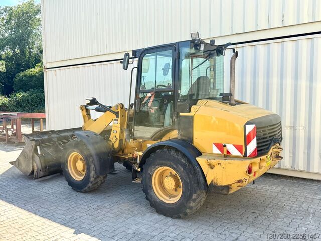Ładowarka kołowa CATERPILLAR 908M / 2015 BJ / 7.656 H / Schaufel + Gabel