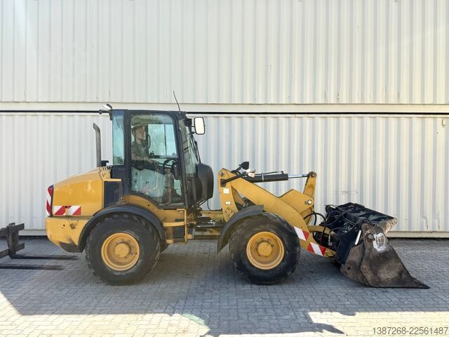 Ładowarka kołowa CATERPILLAR 908M / 2015 BJ / 7.656 H / Schaufel + Gabel