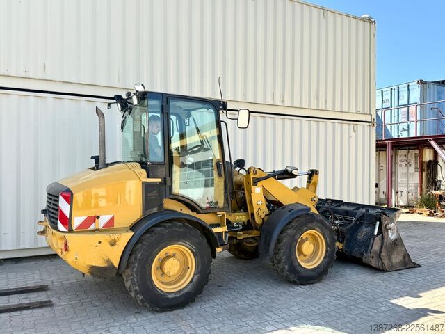 Ładowarka kołowa CATERPILLAR 908M / 2015 BJ / 7.656 H / Schaufel + Gabel
