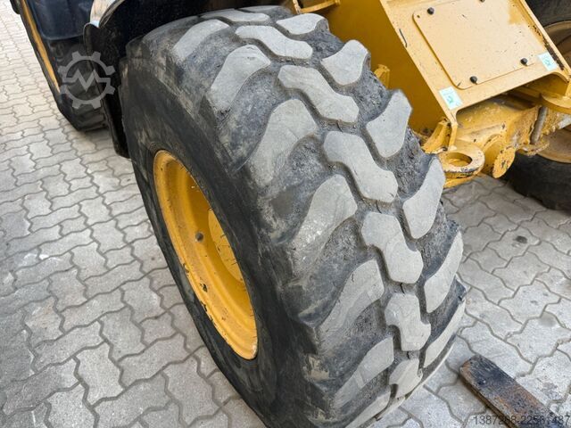 Ładowarka kołowa CATERPILLAR 908M / 2015 BJ / 7.656 H / Schaufel + Gabel