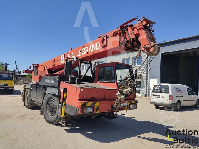 Żuraw terenowy Liebherr LTM 1025