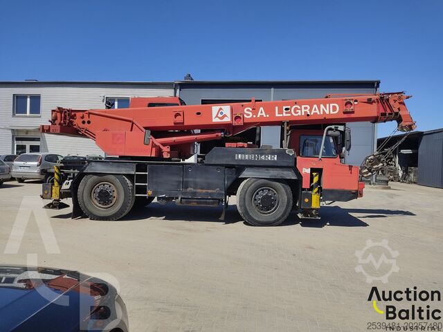 Żuraw terenowy Liebherr LTM 1025