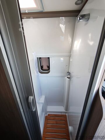 Kamper CARADO CV640 Pro+ Automat  140PS Markise ACC