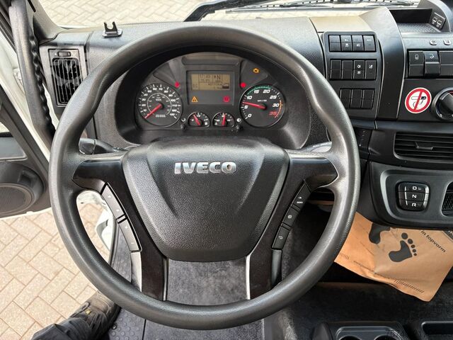 Gesloten bak Iveco 120E 210 + LOADLIFT