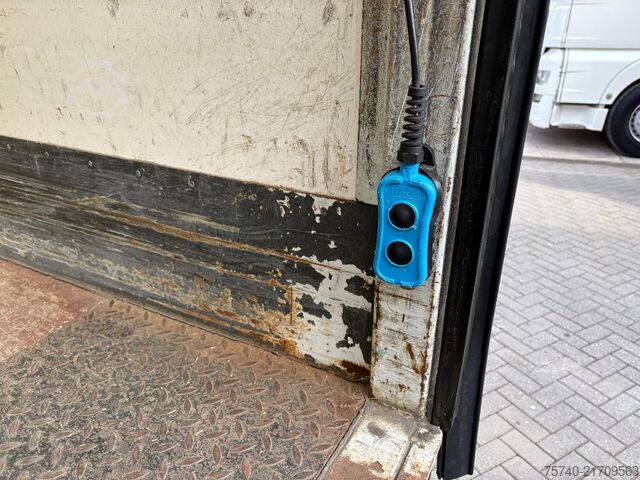 Gesloten bak Iveco 120E 210 + LOADLIFT