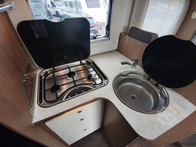 Halvintegreret autocamper CARADO T448