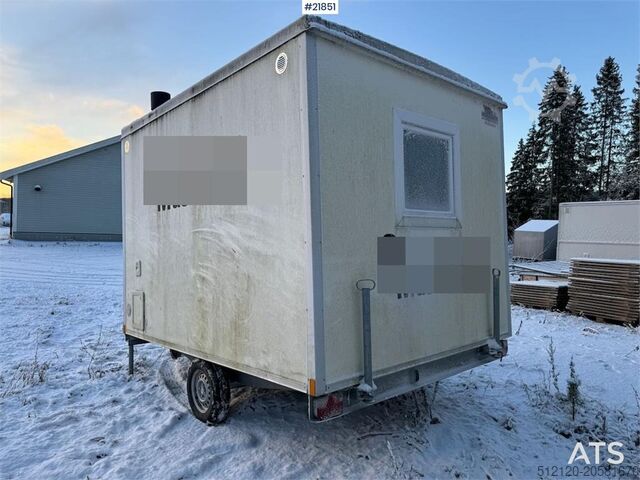 Kontener socjalny z toaletą spalającą  Arbeidsbrakke m/ forbrenningstoalett