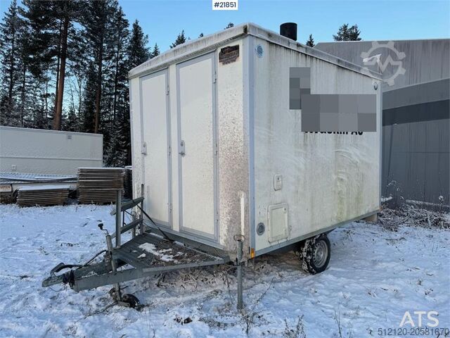 Kontener socjalny z toaletą spalającą  Arbeidsbrakke m/ forbrenningstoalett