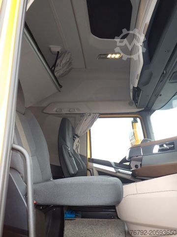 Standard tractor unit DAF XG+ 530 Skylight/Intarder/Hydr./PTO/Alcoa/257tkm