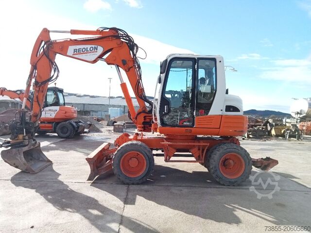 Grävmaskin på hjul Takeuchi TB 295 W with Rototilt and 3 excavator buckets
