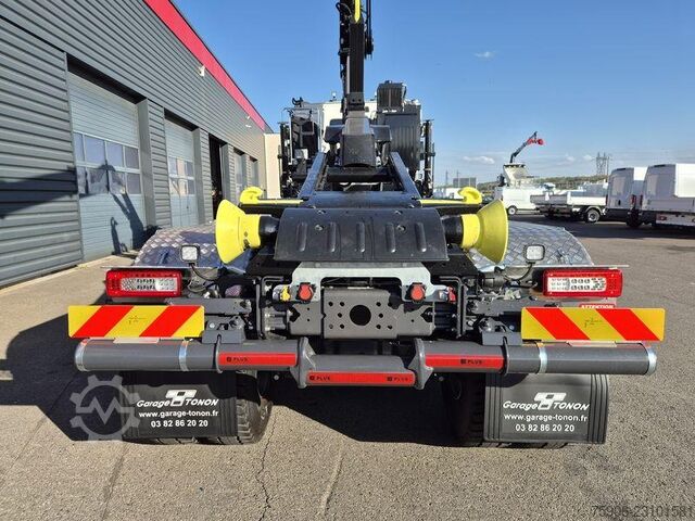 Tipper truck Renault K520 AMPLIROLL + GRUE / VOITH