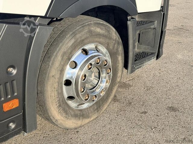 Standard tractor unit Renault T-Series