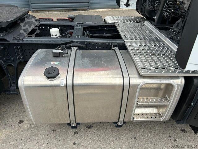 Standard tractor unit Iveco S-WAY