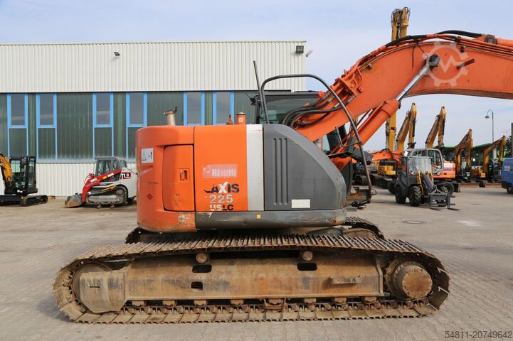 Grävmaskin med larvband Hitachi ZX225 USLC-3