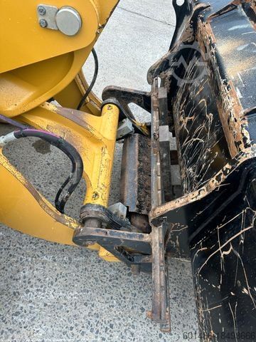Kerekes rakodó CATERPILLAR 907 H2