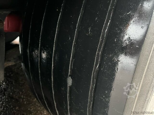 Przyczepa z płaską platformą i plandeką Schmitz Cargobull Mega Chasssi verzinkt