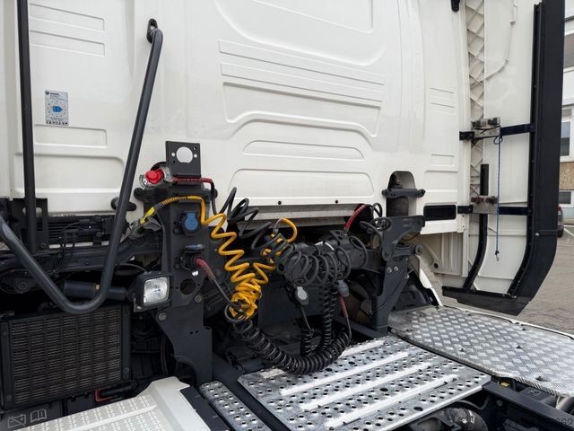 Standard nyergesvontató SCANIA R520 V8 2x Tank Retarder ACC Leder