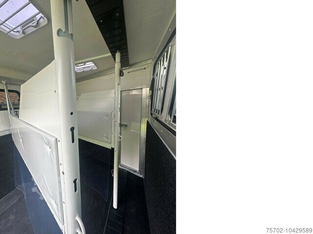 Veewagen Steinsberger 3 Pferdeanhänger mit Bett
