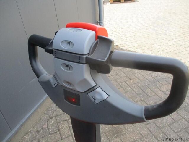 High lifting pallet truck BT SWE 200D