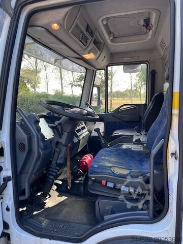 Vrachtwagen met bakwagen Iveco Eurocargo 140E18