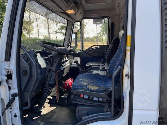 Vrachtwagen met bakwagen Iveco Eurocargo 140E18