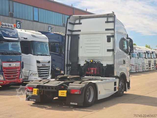 Trattore stradale standard IVECO S-WAY 530 * RETARDER * 2 X TANK * ACC * WENIG KM