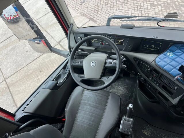 Standard tractor Volvo FH 13.420 Globetrotter / Mega / 2x Tank / Full Air