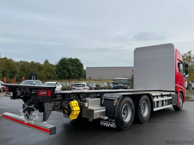 Přepravník dřeva Scania R590 6x4 Kurzholz Kran und Schemel nach Wahl