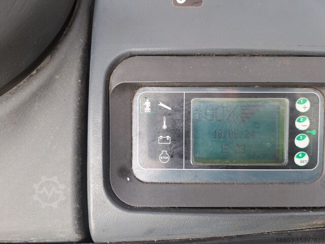 Hoogheffende pallettruck, rijdend met de wagen Linde L12LHPSP Flurförder