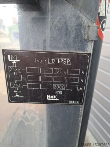 Hoogheffende pallettruck, rijdend met de wagen Linde L12LHPSP Flurförder
