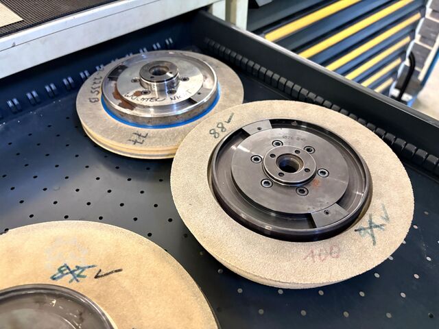 Dílenská zásuvková skříň s obsahem KIND Workshop drawer cabinet with contents